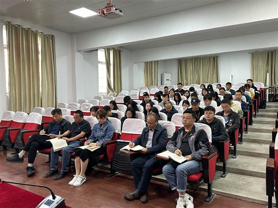 會(huì)議室里的人們&#xA;&#xA;中度可信度描述已自動(dòng)生成
